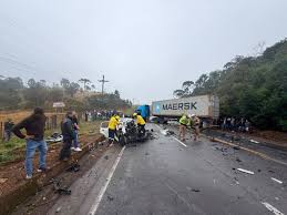 Bebê e dois adultos morrem após carro bater de frente com carreta na Serra Dona Francisca, em SC