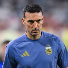 Scaloni completa 100 jogos no comando da seleção que ninguém queria treinar e que levou ao topo