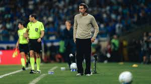 Técnico do Atlético-MG cobre Cruzeiro de elogios e critica arbitragem por 'ignorar' cartão em lance com Ruan: 'Difícil compreender'