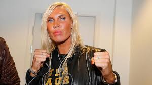 Vankilaankin tuomittu maailmanmestari Mikaela, 50, palaa kehään – edellinen ottelu brutaali näky