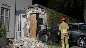 Man (23) rijdt huis binnen in Breda, bestuurder mogelijk onder invloed