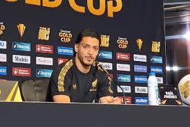 Raúl Jiménez arribó a la CDMX para concentrar con la Selección