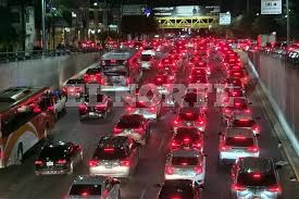 Llenan Fundidora; desatan caos vial