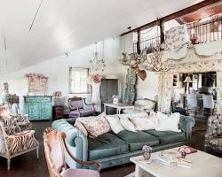 Gambar Ruang keluarga shabby chic dengan sofa berwarna pastel dan meja kopi vintage