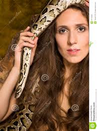 Portrait de jeune dame de beauté avec le serpent et la pomme rouge, comme Eva. MR: YES; PR: NO - portrait-de-jeune-dame-de-beaut%25C3%25A9-avec-le-serpent-et-la-pomme-rouge-31118202