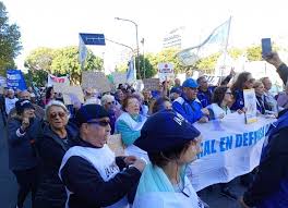 VIDEO | Jubilados le pudrieron el rancho a la casta: denunciaron haberes insuficientes y represión frente al Congreso