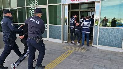 Karaman'da gasp ettikleri telefonu satmaya çalışan 3 kişi tutuklandı