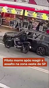 Piloto morre após reagir a assalto na zona oeste de SP #Shorts #CidadeAlerta