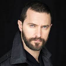 Nama asli : Richard Crispin Armitage Tanggal lahir : 22 Agustus 1971. Lahir di : Leicester, Inggris Zodiac : Leo Terkenal sejak berperan sebagai Smug Man at ... - richard_armitage