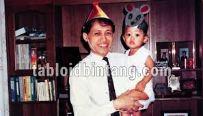 Hasil gambar untuk kiswinar digendong mario teguh
