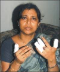 Noted TV artiste Tarana Halim suffered cuts as masked criminals attacked her with knives in her parents&#39; house in Dhanmondi in the early hours of yesterday. - 2004-06-15__back01