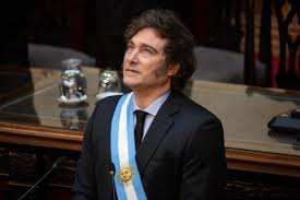 Milei reduz gasto público da Argentina com ajuste fiscal, apoiado por conjuntura externa