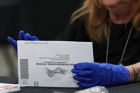 Una jueza federal bloquea una regulación del Servicio Postal impulsada por Trump que restringiría el voto por correo
