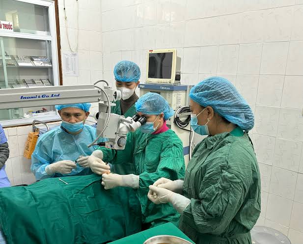 Chuyển giao kỹ thuật mổ mộng mắt giúp người dân vùng biên được điều trị ngay tại cơ sở