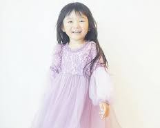 女性が札幌テレビ塔の夜景をバックにポーズをとっている写真の画像