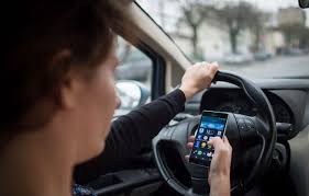 Suspension immédiate du permis en cas d’usage du téléphone au volant dans quatre départements