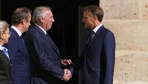 Macron face au 7ème Premier Ministre : Record en vue?! 😱 - Imagen principal del artículo