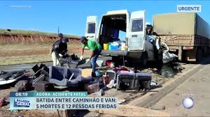 Batida entre caminhão e van deixa ao menos cinco mortos em rodovia de Goiás