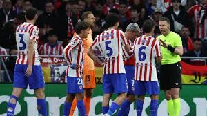 Nerwowy półfinał Ligi Mistrzów. Wymienili się ciosami