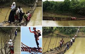 Hasil gambar untuk jembatan gantung rusak anak sekolah