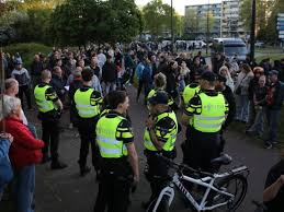 ME aanwezig bij protest tegen geplande asielopvang in Apeldoorn