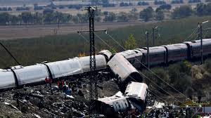 Colisión de dos trenes de alta velocidad en España deja al menos 30 muertos
