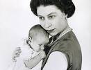 Historia de la moda. Cecil Beaton | Telademoda. - Cecil-Beaton-Queen-Elizabeth-and-his-son-Andres