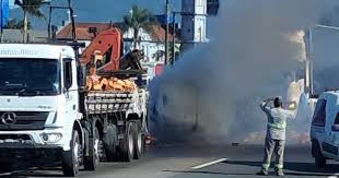 VÍDEO: Acidente com explosão causa três mortes ‘trava’ a BR-101 em SC