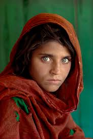 di Elisabetta Spinelli. La ragazza afghana di Steve McCurry: una delle icone delle XX secolo (fonte: National Geographic). Steve McCurry sbarca a Roma dopo ... - afghana_mcCurry