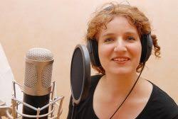 Die wöchentlichen Podcasts werden von den Sprechern Katharina Micada und Raphael Kübler im Tonstudio firevoice in Berlin produziert. - middlePodcast-Katharina