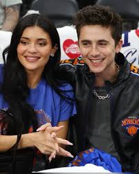 Ahhh, o amor! ❤️ Kylie Jenner e Timothée Chalamet foram juntinhos ao jogo do New York Knicks contra o Cleveland Cavaliers. O jogo ocorre nesta segunda-feira (25), em Cleveland. Fofos! (📸: Getty)