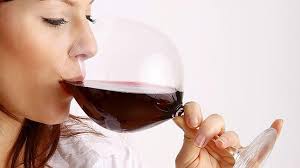 La evidencia de que el consumo de vino, en especial de vino tinto, pueda proteger contra las enfermedades cardiovasculares o incluso pueda tener un efecto ... - vino-copa--644x362