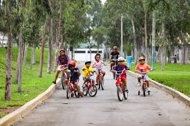 Celebraci&oacute;n del D&iacute;a del Ni&ntilde;o en Per&uacute; con ni&ntilde;os jugando en el Circuito M&aacute;gico del Agua
