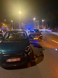 Bestuurder van gestolen voertuig veroorzaakt ongeval na achtervolging in Gent: vier verdachten gearresteerd
