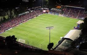 Real Espa&ntilde;a 2024: Uniforme escarlata y escudo del equipo hondure&ntilde;o en acci&oacute;n