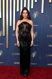 Catherine Zeta-Jones deslumbra en los Emmys con look gótico chic