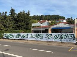 « 25 millions d’euros pour une équipe de m… ! » : des banderoles déployées, les ultras reçus par la direction