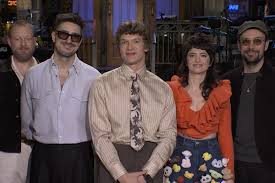 ‘SNL’ Star Tells Connor Storrie That ‘Heated Rivalry’ Is Just Like Her Relationship With Mumford & Sons