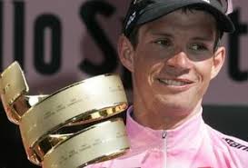 Paolo Savoldelli, 32 ans, fêtant la victoire rose. Bettini. Le maillot rose 2005 vole en Val Seriana: &quot;Je gagne peu mais bien&quot;. Bettini remporte le cyclamen ... - savoldellicoppa