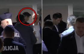 Lewandowski przyleciał do Warszawy dzień po blamażu z Finlandią. Będzie gorąco Piłka nożna