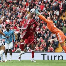 Respira Anfield: Isak empata para Liverpool frente al Nottingham