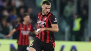 Por qué no juega Santiago Giménez hoy en el partido Torino vs AC Milan por la fecha 14 de la Serie A