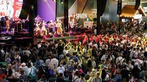 Ele estava de atestado, foi à Oktoberfest Blumenau, dançou de muletas e acabou se dando mal na Justiça