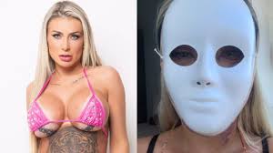 Andressa Urach surge de máscara e afirma que pagou R$ 100 mil por "rosto novo"