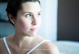 Quelques fleurs fraîches (des dahlias), rappels de son bouquet, simplement piquées dans un chignon bas, Catherine, la jeune mariée est superbe. - CatherineDavid-LisaRenaultPhotographie-8