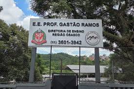Sem uniforme, escola cívico-militar cria regra de vestuário, e pais reagem