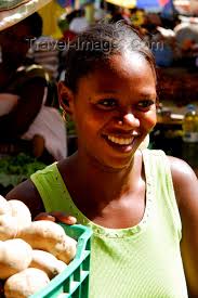 capeverde53: Praia, Santiago island / Ilha de Santiago - Cape Verde / Cabo Verde: girl in the market - potatoes - photo by E.Petitalot - capeverde53