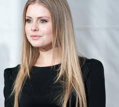 Rose McIver playing as Lindsey Salmon, Susie&#39;s younger suspicious sister - rose-mciver1