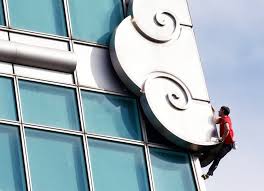 Free solo climber Alex Honnold conquers one of the world’s tallest buildings