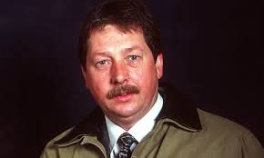 Northern Ireland&#39;s environment minister Sammy Wilson was censured today by a committee at the Stormont Assembly with a vote of no confidence in the minister ... - Sammy-Wilson-001